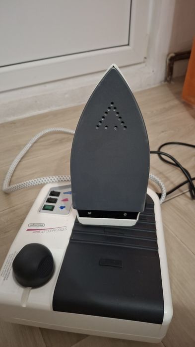 Statie de călcat Delonghi