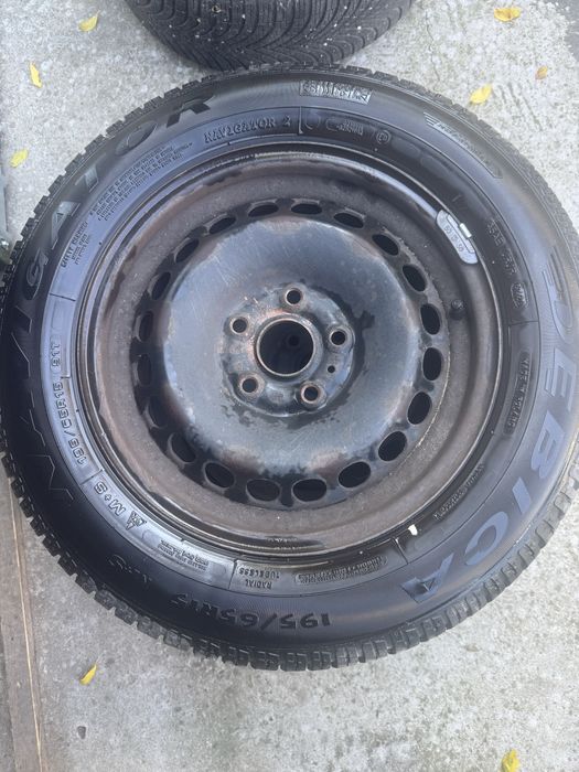 Se vand 4 anvelope iarna 195/65/15 cu tot cu jante 5x112