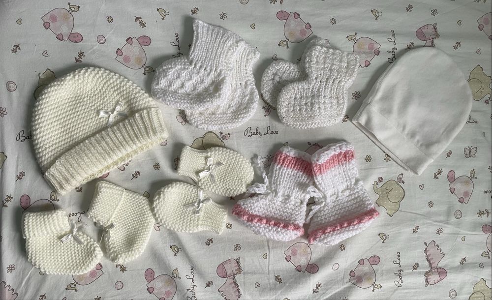 Комплект за новородено, ръкавички, терлички и шапки
