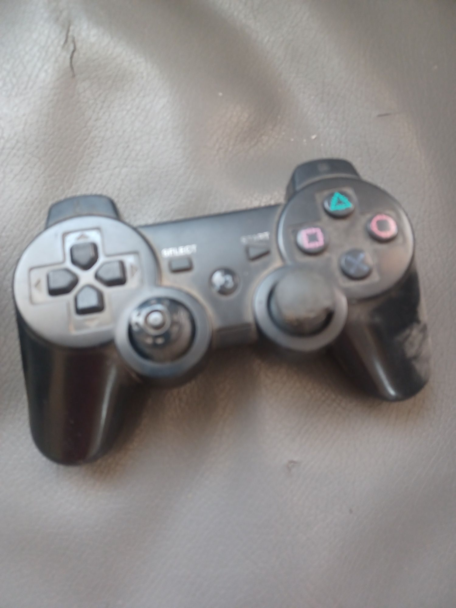 2 manete de ps3 plus cablul de încărcare și cablul hdmi și cablu dela