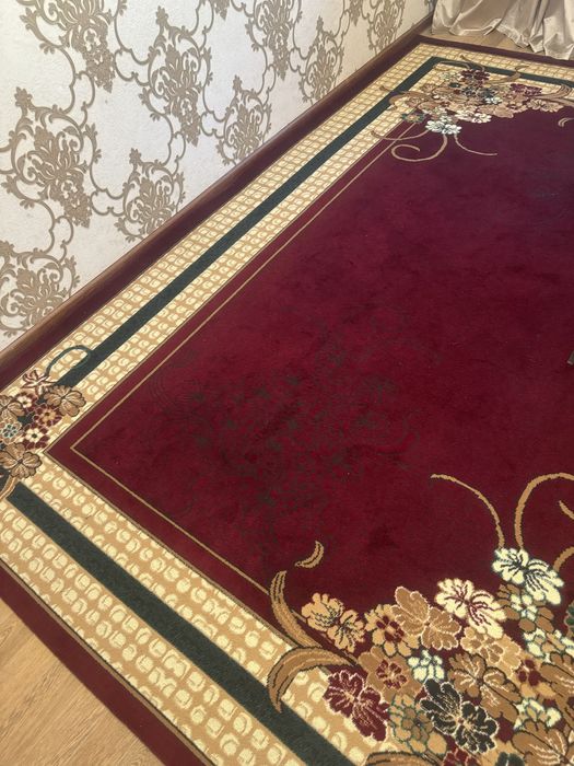 Ковры импортные несколько штук.