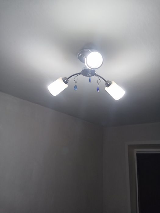 Люстра трехрожковая в отличном состоянии