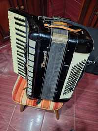 Vând acordeon parrot 96 basi 7 registre