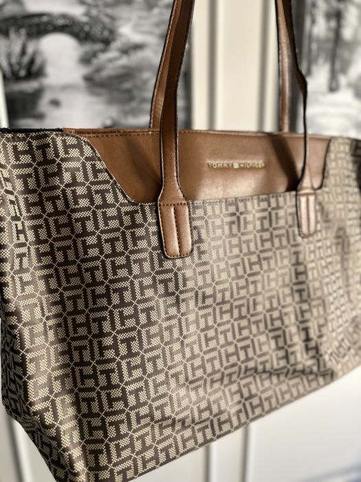 Poseta Tommy Hilfiger