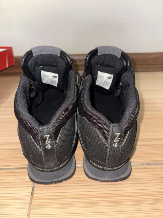 Adidasi New Balance, purtati o singura data.