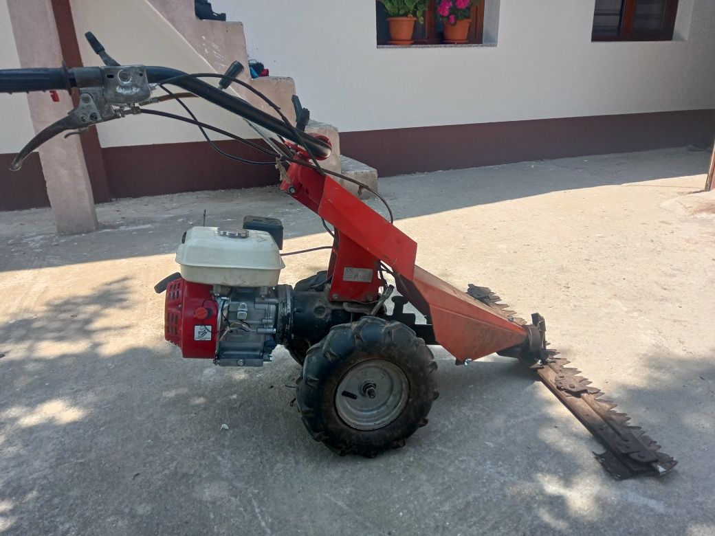 Vind doua motocositori una e funcțională una ai lipsește lama taiere .