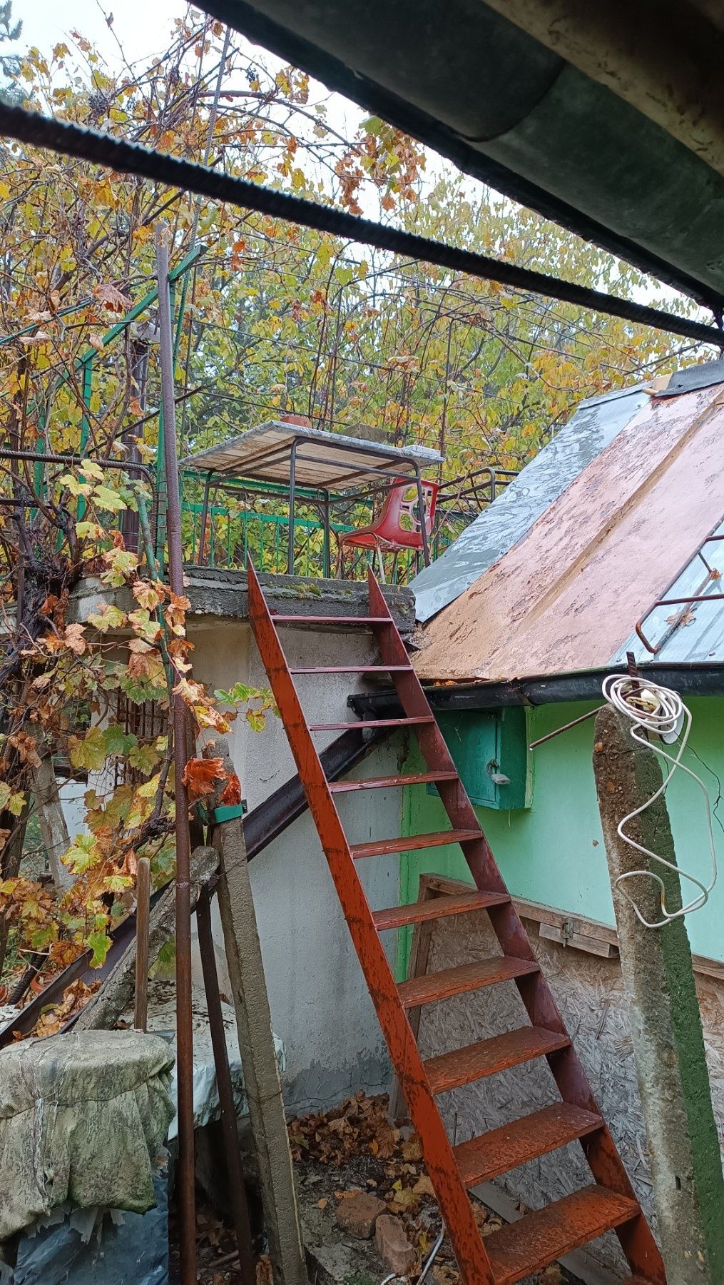 Дворно място с постройка и гараж