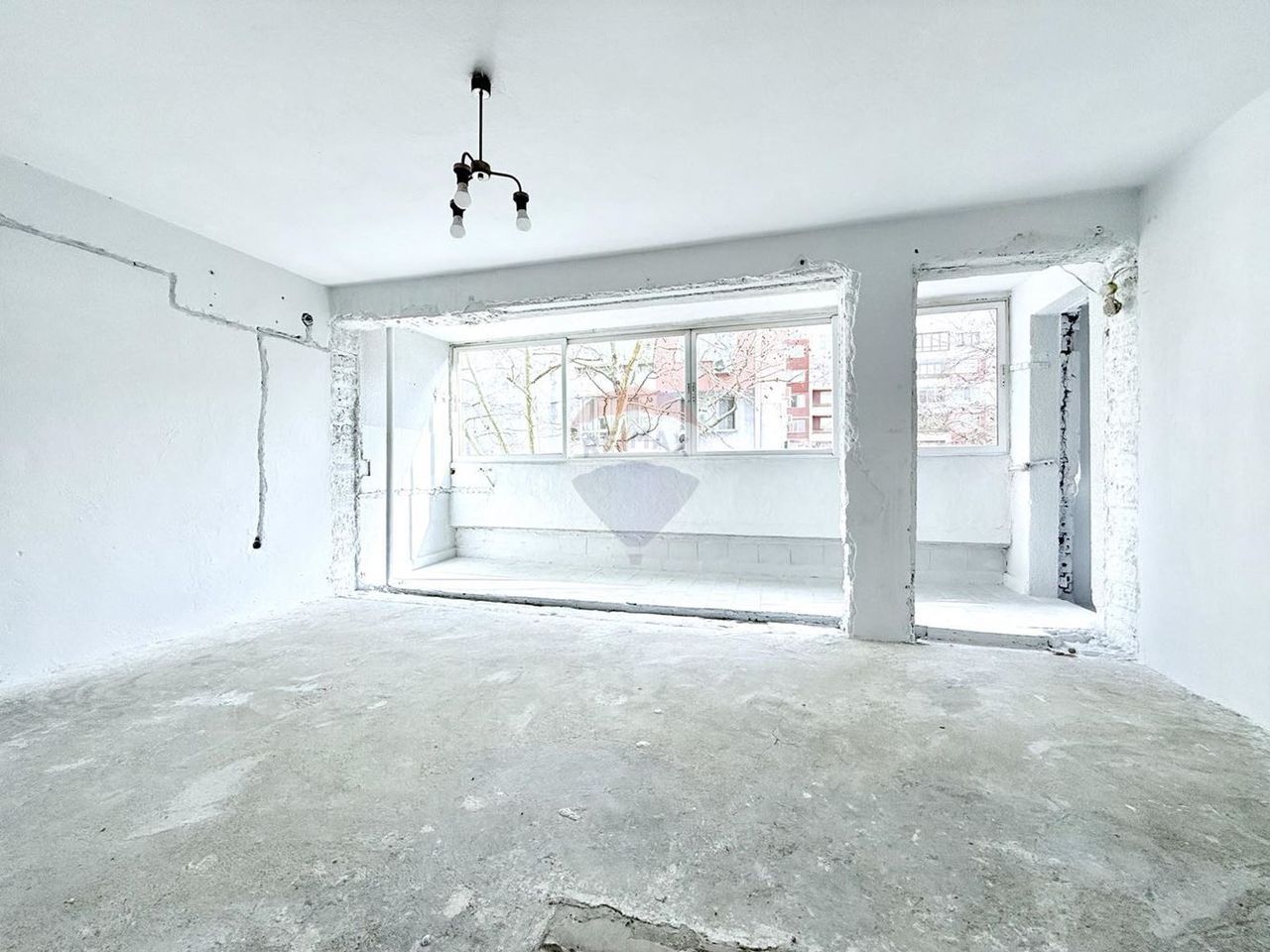 Продава се Тристаен апартамент в Варна, Спортна зала - 75 кв.м за 2374 €/кв.м - Снимка #2