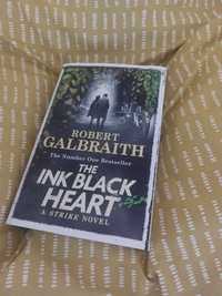 В оригинал на английски The Ink Black Heart/ Мастилено черно сърце