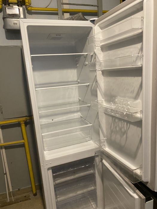 Vand frigider , folosit 3 luni ! Ofer garantie , luat nou de pe emag !