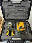 Nivela laser Dewalt cu 2 acumulatori de 12V și 2 Ah,unghi 360 °