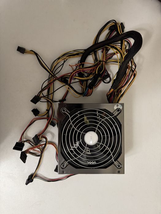 Продам Блок питания huntkey на 700w