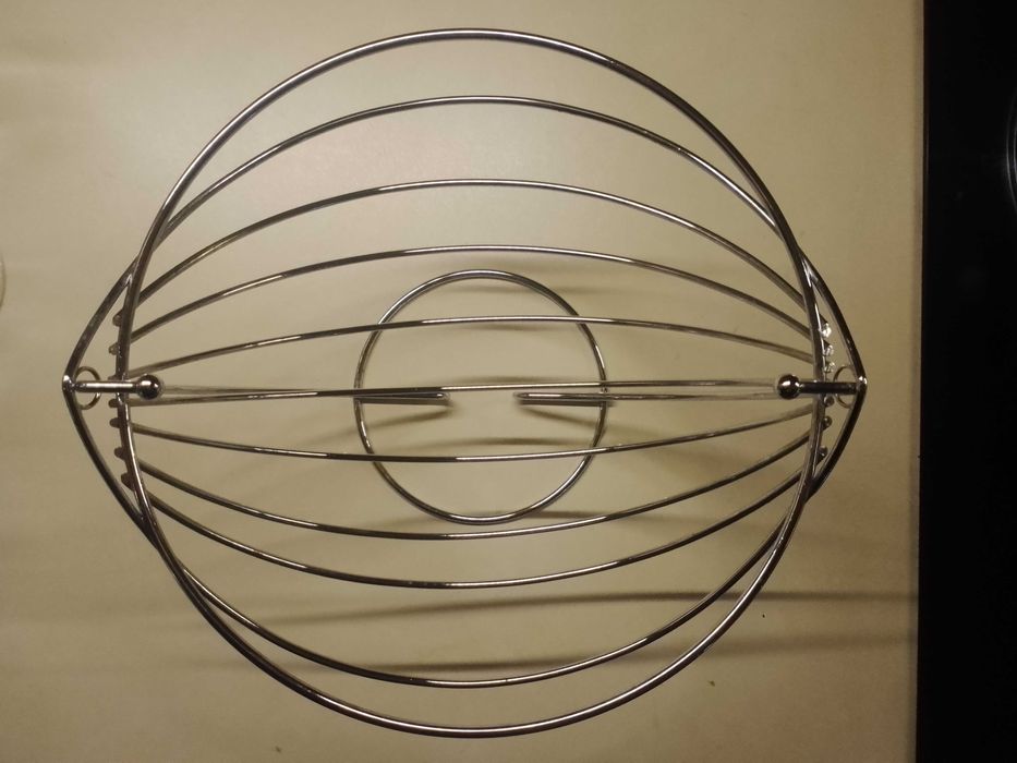 Елегантна метална фруктиера