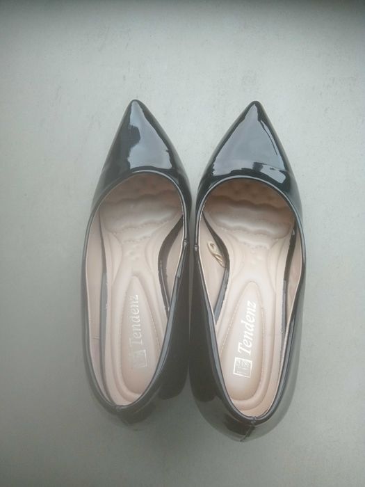 Черни лачени обувки