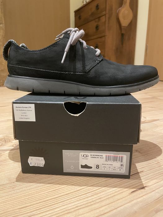 Vand o pereche pantofi UGG marimea 40.5-41 EU