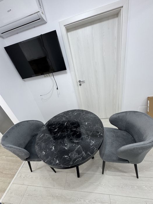 Seta masă Hamburg Black Marble cu două scaune Rio gri,
