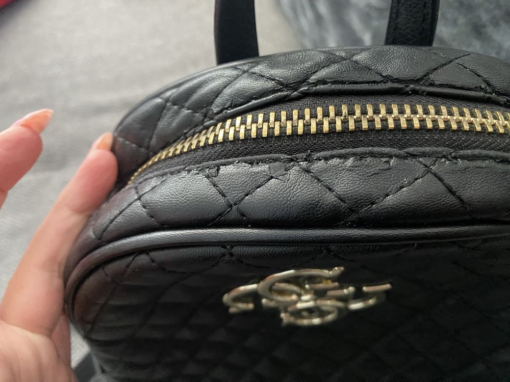 Черна раница на Guess