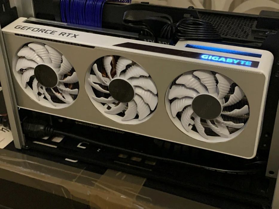 Белая видеокарта 3060 slim GIGABYTE 3куллерка. 12gb
