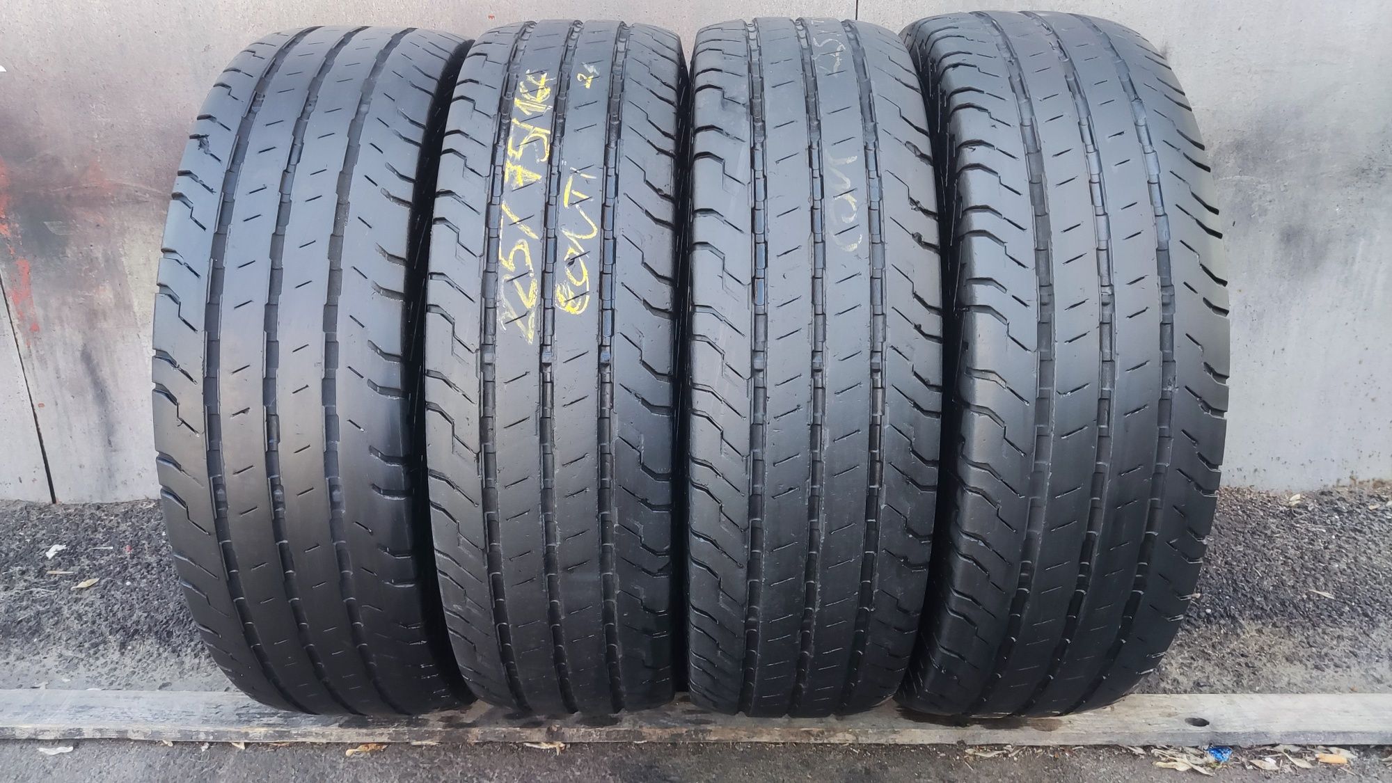 4бр. летни бусови гуми 225/75/16C , Continental Van Contact 100 
dot 1