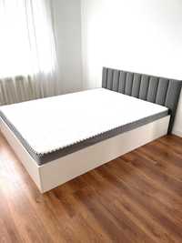 Двухспальная кровать с матрасом, продаем в связи с перездом