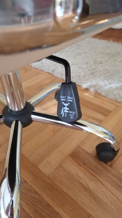 Светещ глобус, статив и кожен стол с амортисьор