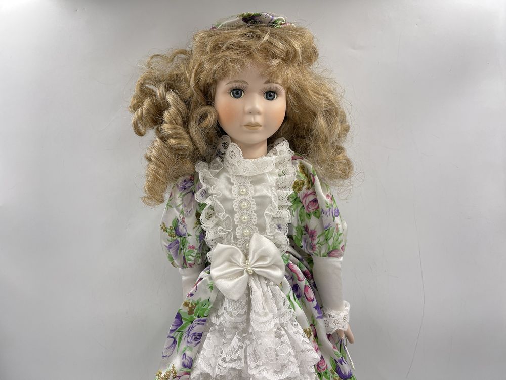Елегантна красива порцеланова кукла 60 см