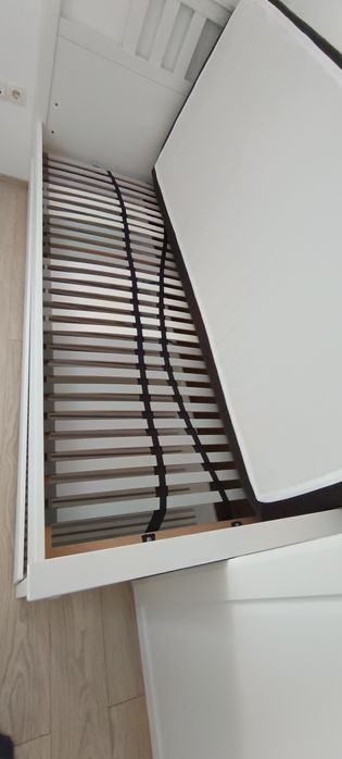 Vand pat lemn Hemnes Ikea cu somiera, lada depozitare si saltea