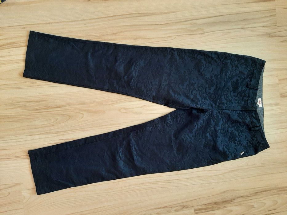 Тъмно сини панталони