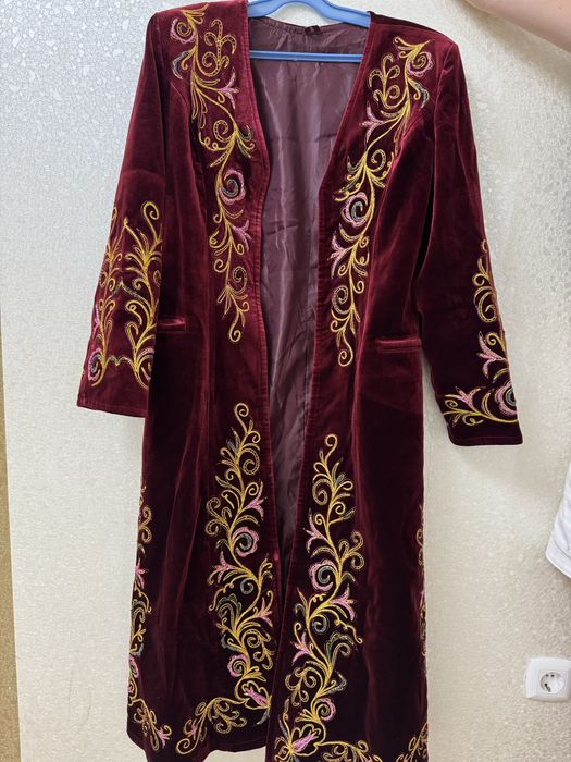 Әдемі тастармен қолмен  безендіріп тігілген бешпет сатылады