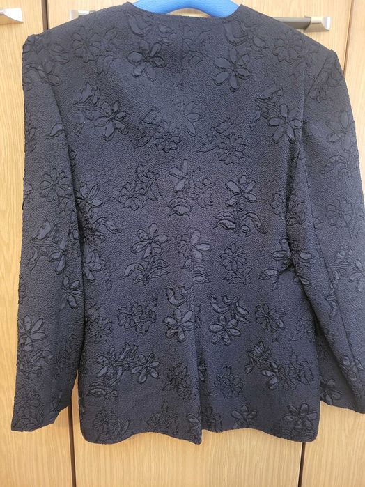 Черно сако на цветя