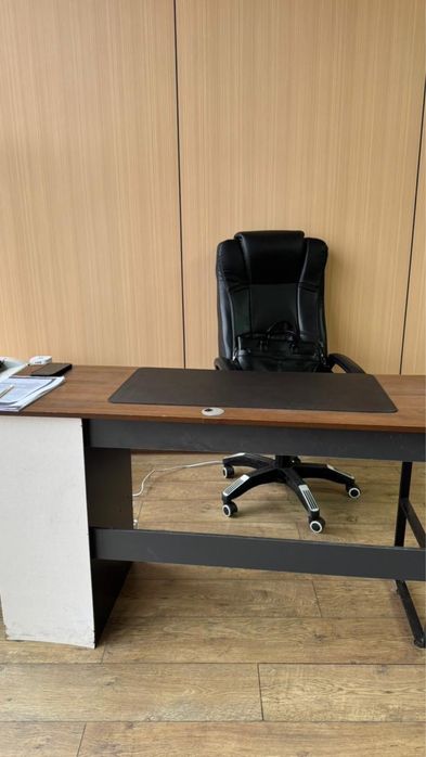 Продам стол офисный