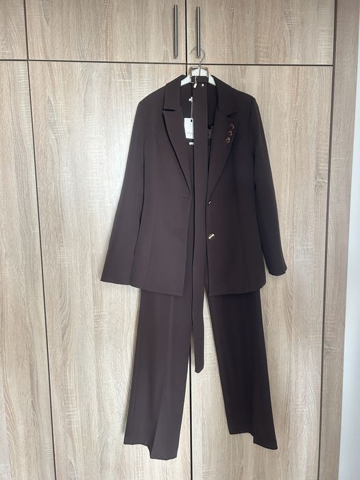 Елегантен дамски костюм