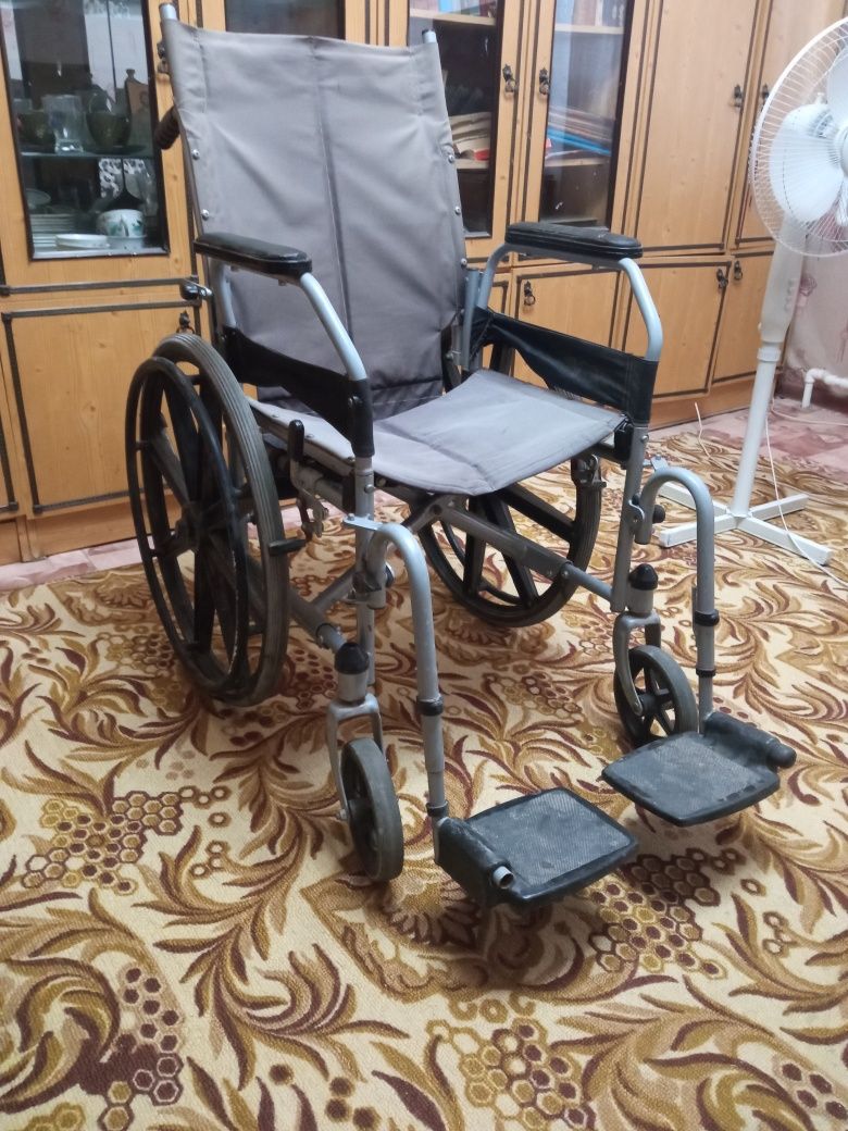 Продам инвалидную коляску