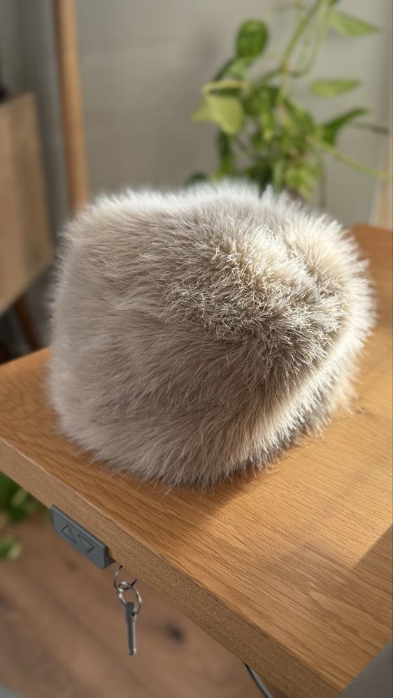 Дамска шапка, изкуствен косъм