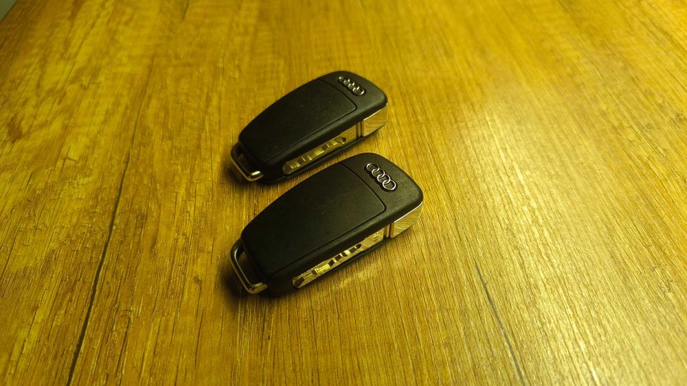 Комплект оригинални ключове за Ауди като НОВИ! 2 броя