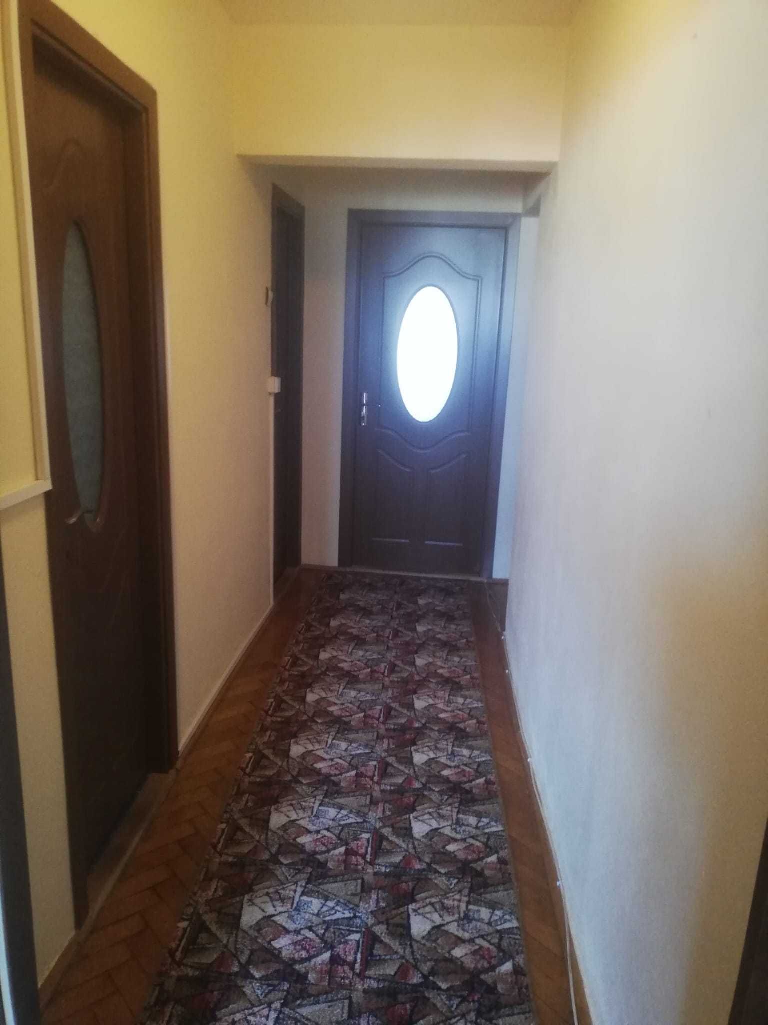 Chirie camera intr-un apartament cu 3 camere