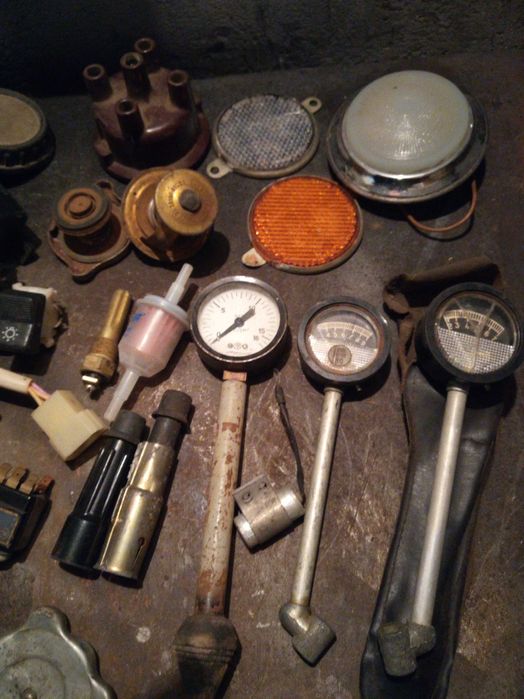 Стари Руски части за автомобили.