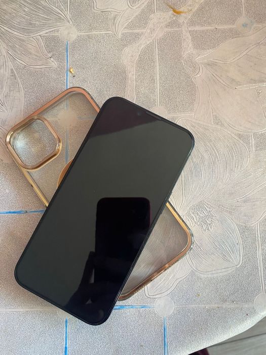 Vând iPhone 14 are și cutie