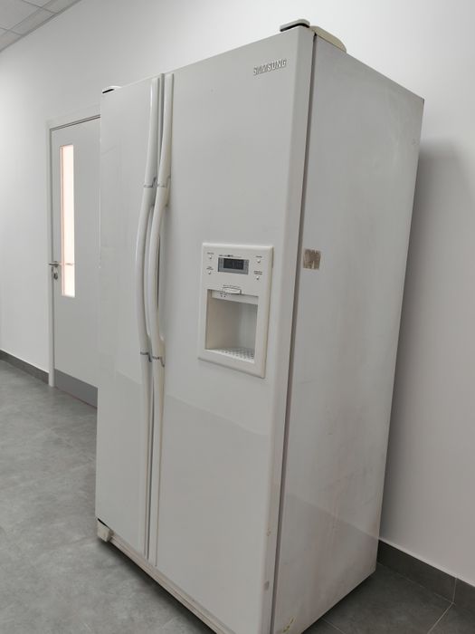 Холодильник Samsung продам оригинал. Рабочий полностью