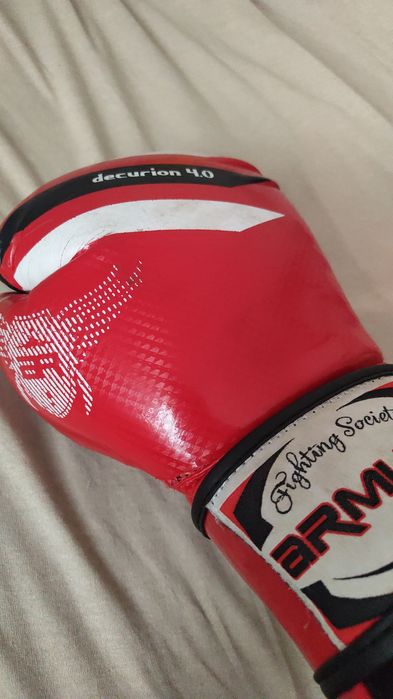 De vânzare mănuși knockout și armura