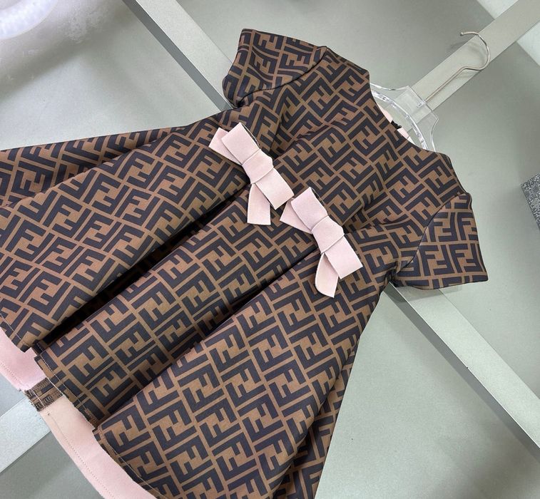 Детска дунапренова рокля Fendi. Налична в размер 100 110 и 120 см.