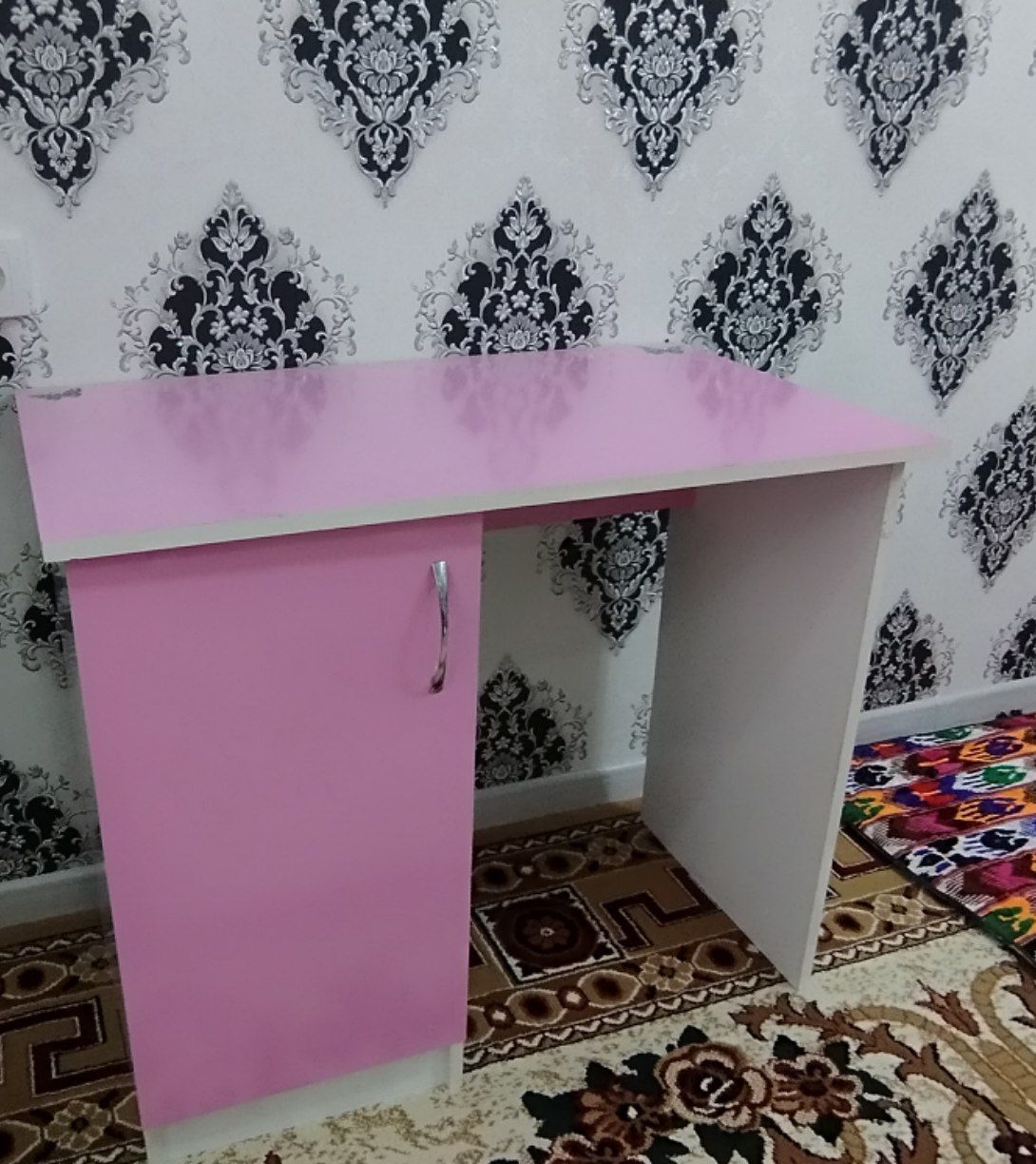 Yuqori sifatli shkaf va dars qilish partasi bilan