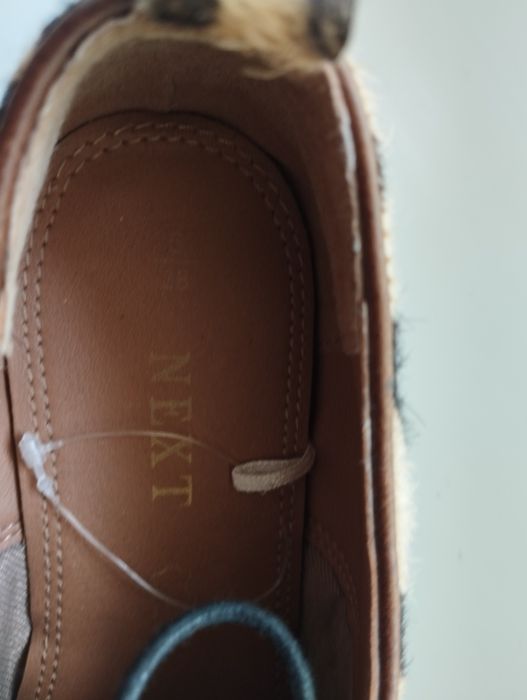 Обувь подходит для средних и  более широких стоп.