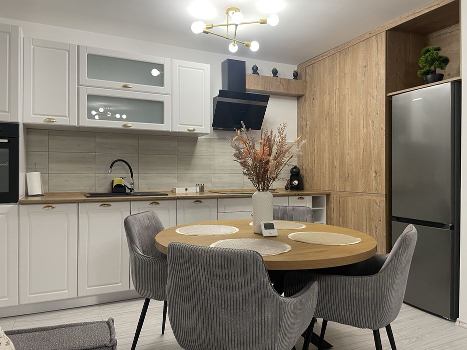 Inchiriez Apartament nou cu 2 camere mobilat si utilat cu parcare !