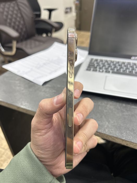 13 max sotoladi 256 tali gold LlA regin Face id ishlamid