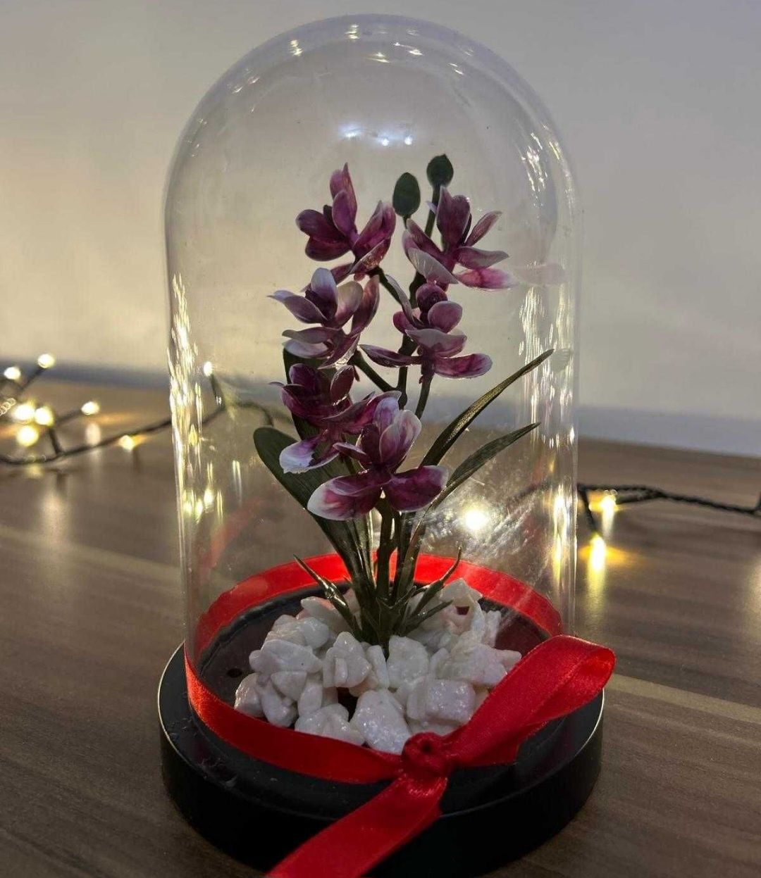 Orchidee artificiale în cupola de sticla