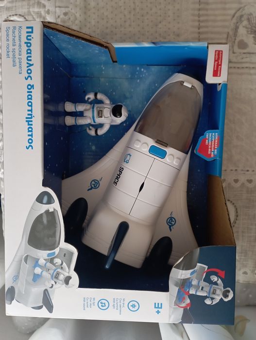 Детска играчка совалка и астронавт