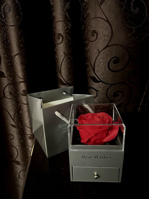 Cadou ideal compus din Cutie trandafir lantisor + punga cadou