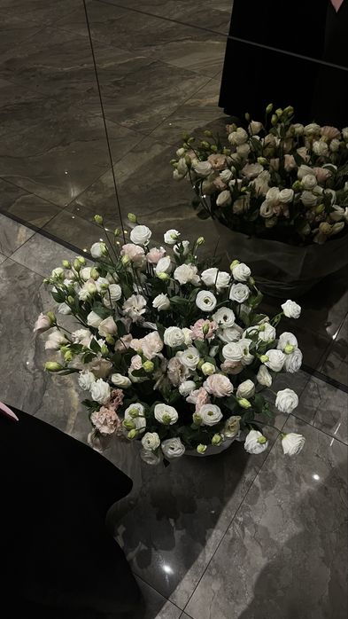 красивый свежий объемный цветы в корзинке