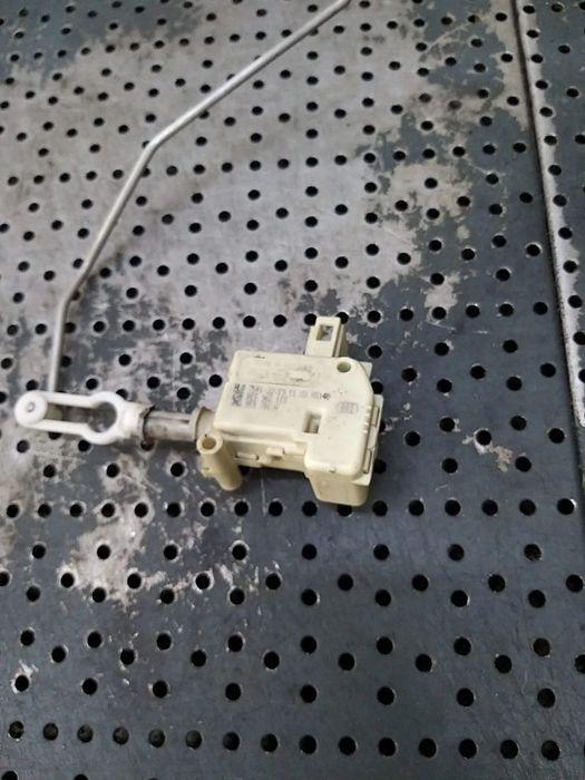 Actuator motoras deschidere portbagaj audi a4 b6 8e 8e5962115